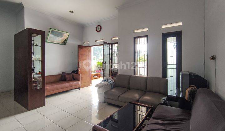 ruang tamu rumah bagus  hadap taman di