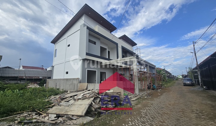 Two-story house located at Serdam Spring Park, Pontianak Kubu Raya. 2