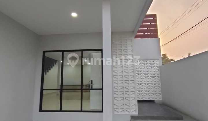 Dijual Rumah Baru Hoek Siap Huni Lokasi Strategis di Taman Holis Indah 1 Bandung