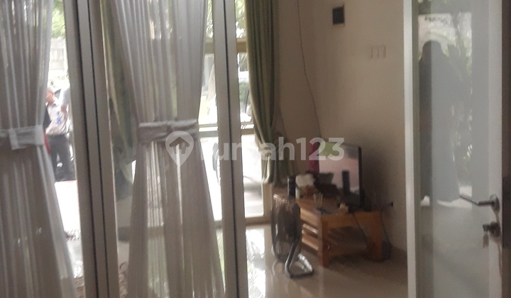 Rumah 2 lantai view taman 4