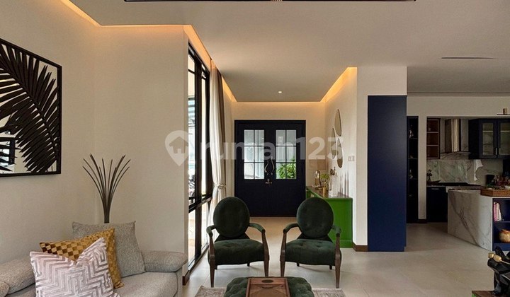 HOUSE FOR SALE - [KEBAYORAN LAMA] MODERN TROPICAL DESIGN, WELL-MAINTAINED AND READY TO OCCUPY.