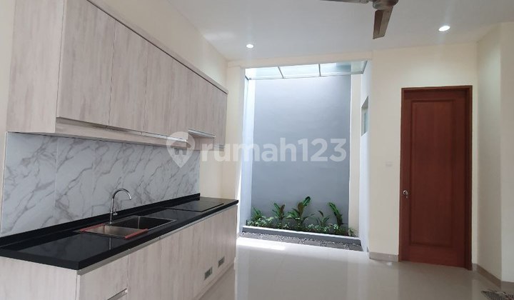 Dijual Rumah Bangunan Baru Modern Lux Lokasi di Dalam Private Cluster One Gate System Area Ciputat , Akses Jalan Sangat Lebar Posisi Dekat Pondok Pinang , Jakarta Selatan. 2