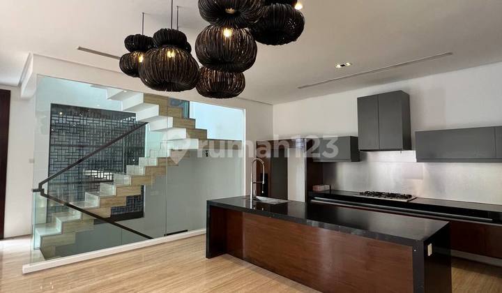 DIJUAL RUMAH PONDOK INDAH BANGUNAN MEWAH DESAIN MODERN TROPICAL POSISI FAV DEPAN TAMAN LOKASI STRATEGIS LINGKUNGAN EXCLUSIVE ROW JALAN LEBAR