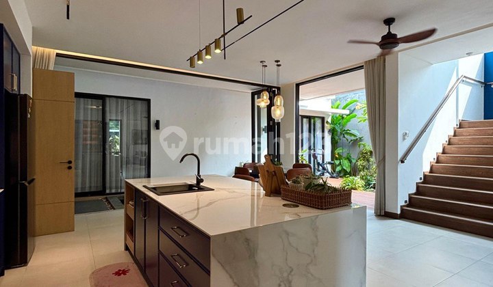 HOUSE FOR SALE - [KEBAYORAN LAMA]  DESIGN MODERN TROPICAL, SANGAT TERAWAT DAN SIAP HUNI. 2