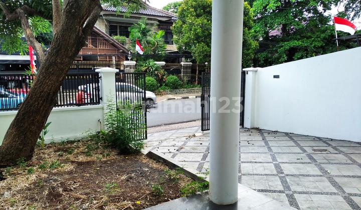 RUMAH DUA LT BELAKANG ADA TAMAN BISA UNTUK KANTOR BERHADAPAN DENGAN  LARISIA CAKE & BAKERY TEBET TIMUR DALAM RAYA JAKARTA SELATAN