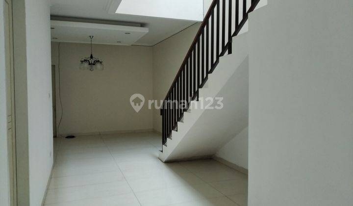 RUMAH DUA LT BELAKANG ADA TAMAN BISA UNTUK KANTOR BERHADAPAN DENGAN  LARISIA CAKE & BAKERY TEBET TIMUR DALAM RAYA JAKARTA SELATAN