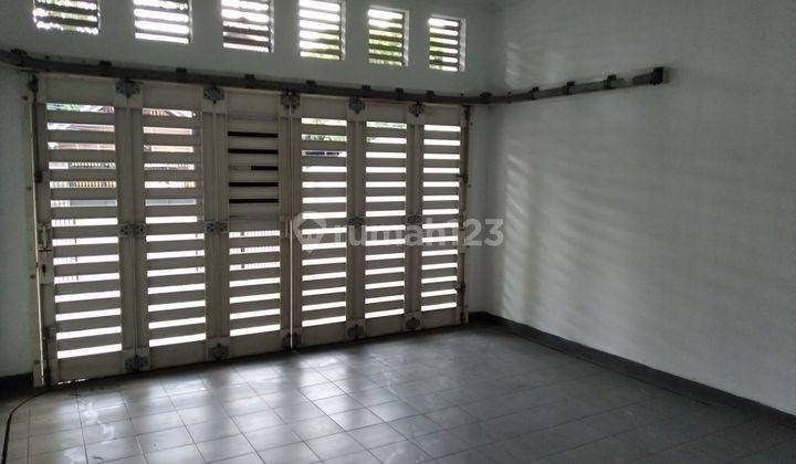 RUMAH DUA LT BELAKANG ADA TAMAN BISA UNTUK KANTOR BERHADAPAN DENGAN  LARISIA CAKE & BAKERY TEBET TIMUR DALAM RAYA JAKARTA SELATAN