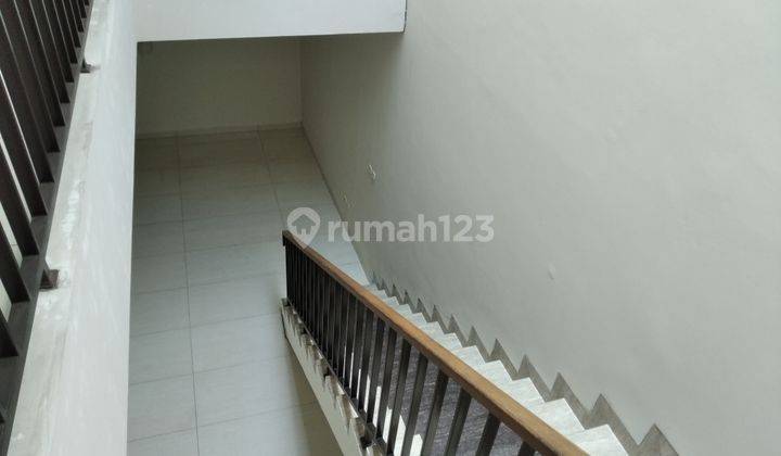 RUMAH DUA LT BELAKANG ADA TAMAN BISA UNTUK KANTOR BERHADAPAN DENGAN  LARISIA CAKE & BAKERY TEBET TIMUR DALAM RAYA JAKARTA SELATAN