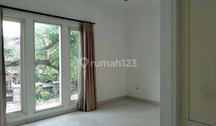 RUMAH DUA LT BELAKANG ADA TAMAN BISA UNTUK KANTOR BERHADAPAN DENGAN  LARISIA CAKE & BAKERY TEBET TIMUR DALAM RAYA JAKARTA SELATAN