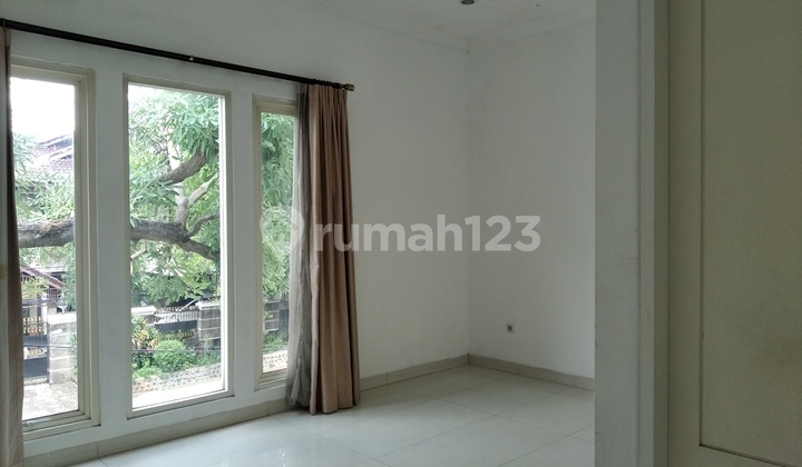 RUMAH DUA LT BELAKANG ADA TAMAN BISA UNTUK KANTOR BERHADAPAN DENGAN  LARISIA CAKE & BAKERY TEBET TIMUR DALAM RAYA JAKARTA SELATAN