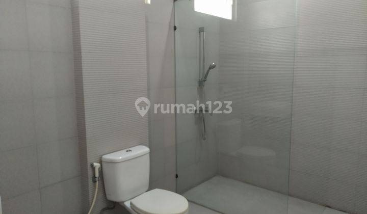 RUMAH DUA LT BELAKANG ADA TAMAN BISA UNTUK KANTOR BERHADAPAN DENGAN  LARISIA CAKE & BAKERY TEBET TIMUR DALAM RAYA JAKARTA SELATAN