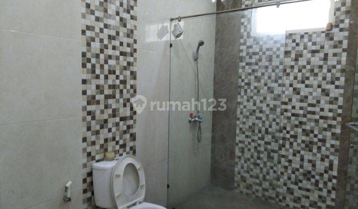 RUMAH DUA LT BELAKANG ADA TAMAN BISA UNTUK KANTOR BERHADAPAN DENGAN  LARISIA CAKE & BAKERY TEBET TIMUR DALAM RAYA JAKARTA SELATAN
