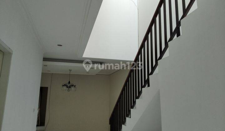RUMAH DUA LT BELAKANG ADA TAMAN BISA UNTUK KANTOR BERHADAPAN DENGAN  LARISIA CAKE & BAKERY TEBET TIMUR DALAM RAYA JAKARTA SELATAN