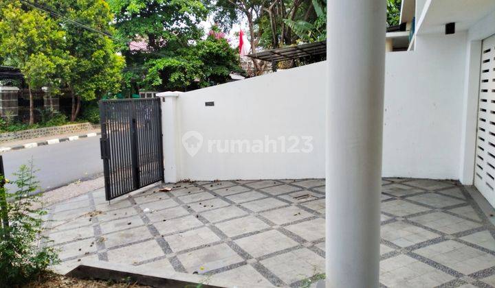 RUMAH DUA LT BELAKANG ADA TAMAN BISA UNTUK KANTOR BERHADAPAN DENGAN  LARISIA CAKE & BAKERY TEBET TIMUR DALAM RAYA JAKARTA SELATAN