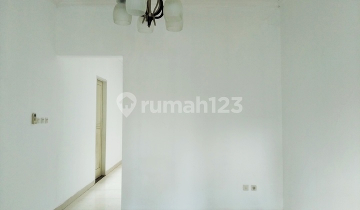 RUMAH DUA LT BELAKANG ADA TAMAN BISA UNTUK KANTOR BERHADAPAN DENGAN  LARISIA CAKE & BAKERY TEBET TIMUR DALAM RAYA JAKARTA SELATAN