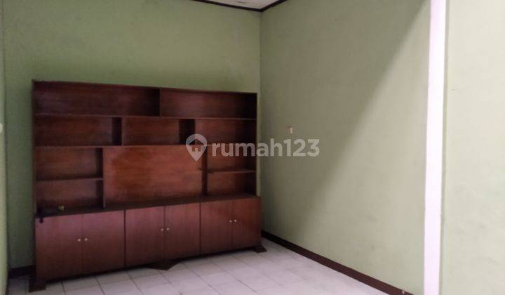 RUMAH TUA TERAWAT BANGUNAN SANGAT KOKOH AKSES JALAN SATU MOBIL TEBET BARAT  DEKAT KE JALAN TEBET BARAT DALAM RAYA JAKARTA SELATAN