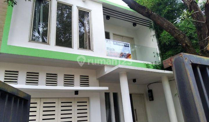 RUMAH DUA LT BELAKANG ADA TAMAN BISA UNTUK KANTOR BERHADAPAN DENGAN  LARISIA CAKE & BAKERY TEBET TIMUR DALAM RAYA JAKARTA SELATAN