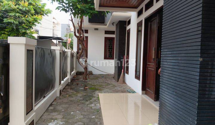 DiSEWAKAN RUMAH DEPAN TAMAN DITEBET DALAM JAKARTA SELATAN