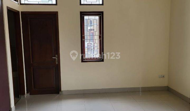 DiSEWAKAN RUMAH DEPAN TAMAN DITEBET DALAM JAKARTA SELATAN