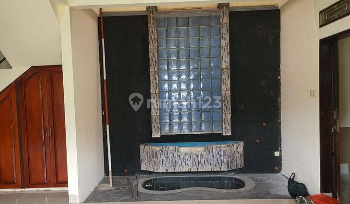 DiSEWAKAN RUMAH DEPAN TAMAN DITEBET DALAM JAKARTA SELATAN