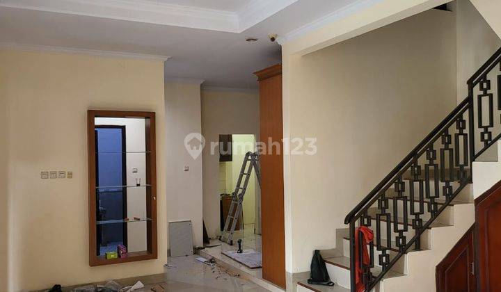 DiSEWAKAN RUMAH DEPAN TAMAN DITEBET DALAM JAKARTA SELATAN