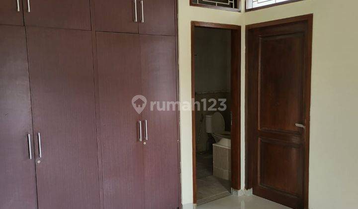 DiSEWAKAN RUMAH DEPAN TAMAN DITEBET DALAM JAKARTA SELATAN