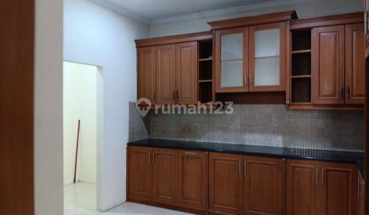 DiSEWAKAN RUMAH DEPAN TAMAN DITEBET DALAM JAKARTA SELATAN