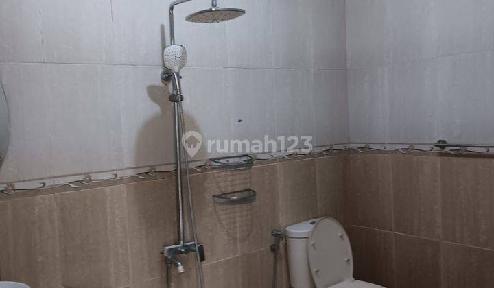 DiSEWAKAN RUMAH DEPAN TAMAN DITEBET DALAM JAKARTA SELATAN