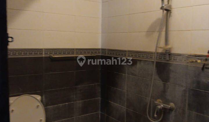 DiSEWAKAN RUMAH DEPAN TAMAN DITEBET DALAM JAKARTA SELATAN
