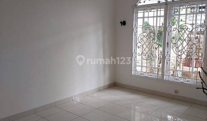 Rumah Strategis Terawat Harga di Bawah Pasar di Jalan Simprug 4 2