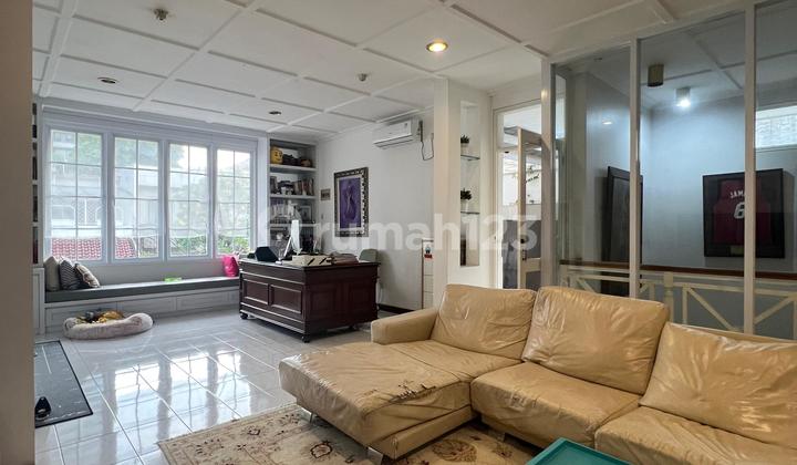 Rumah Akses Jalan 3 Mobil di Kebayoran Baru Lingkungan Tenang