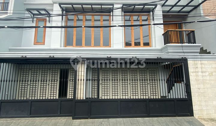 Rumah Brand New di Cipete Lokasi Sangat Strategis Design Bagus