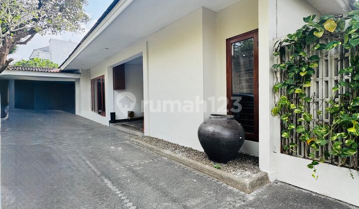 Rumah Full Renovasi Ada Pool Lokasi Strategisi di Cipete Jarang Ada