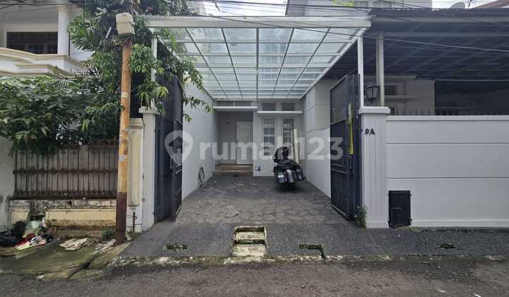 Rumah Minimalis Lokasi Tenang Asri Akses 2 Mobil di Kebayoran Baru di Jalan Cibulan