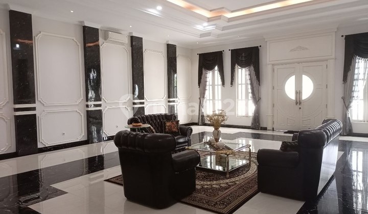 Nice house in Cikini area near Menteng, strategic location, ready to occupy.