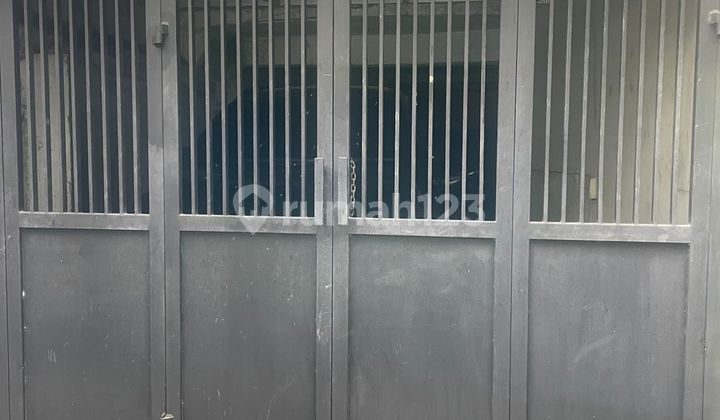 Strategic Menteng house priced under 10M, freehold title