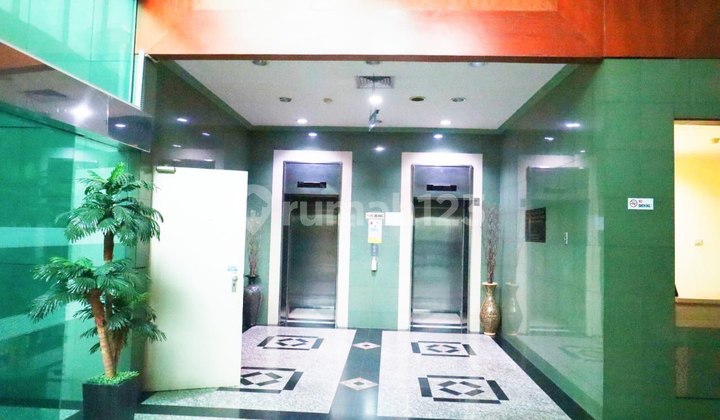 Ready-to-use building in a strategic location, not affected by Gage, 5 floors.