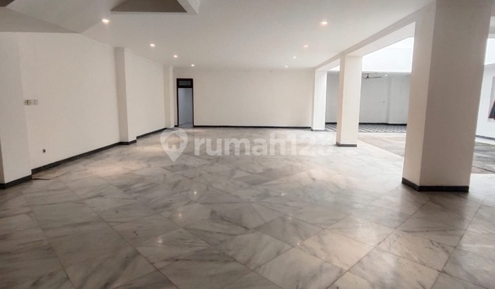 Menteng area bisa di jadikan usaha , SHGB, harga menarik 