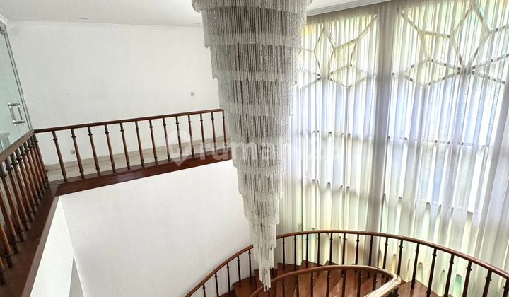 A luxurious house in Menteng is suitable for both residential and private office use. A luxurious house in Menteng is suitable for both residential and private office use.