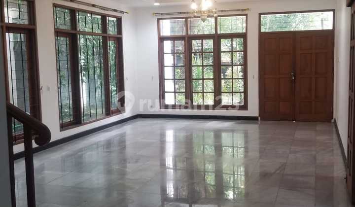 The house in the Patra Kuningan area can be used as an office, strategic location. 2