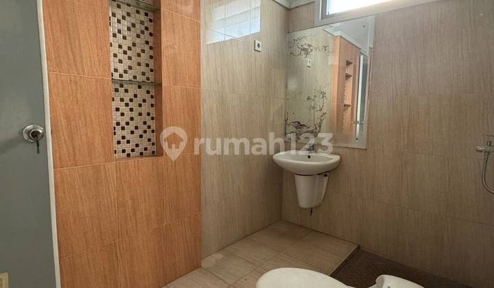 There are 4 units of houses in Menteng, Central Jakarta. There are 4 units of houses in Menteng, Central Jakarta.