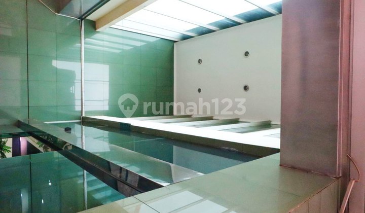 Ready-to-use building in a strategic location, not affected by Gage, 5 floors.