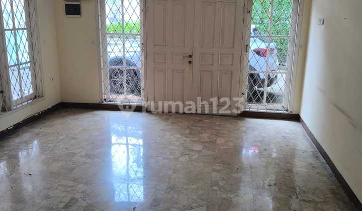 A rental house in Menteng can be used as a strategic office area. A rental house in Menteng can be used as a strategic office area.