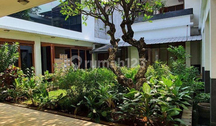 Rumah besar di Menteng siap huni ada 3 gate cocok untuk office  2
