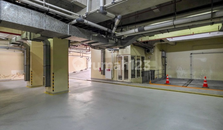 A 10-story building on Thamrin Street is ready for occupancy, featuring a basement and rooftop.