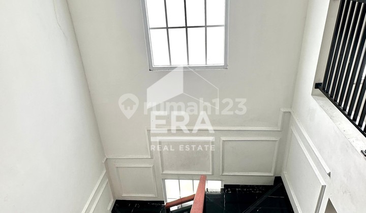 READY-TO-OCCUPY HOUSE IN BINTARO 2