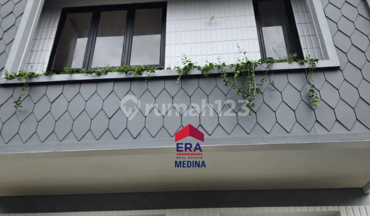 Ready-to-Occupy Modern House in Graha Bintaro Flood-Free