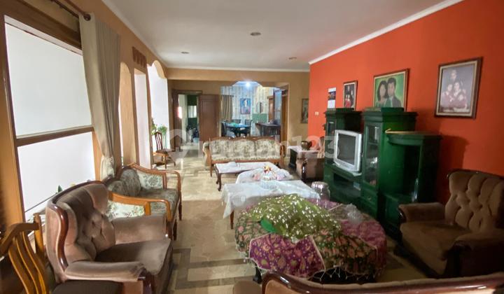 A spacious house in a strategic location, ideal for business space and residence in Kiaracondong.