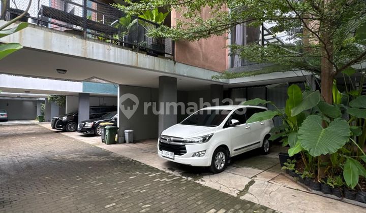 Rumah Dalam Thownhouse Tropis Contemporer Dilebak Bulus Area Jakarta Selatan