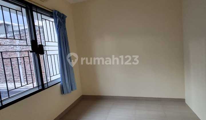 For Rent, Loss House Poris Indah, Size 3.5 x 13M, Position by Main Road. Suitable for Opening a Business. For Rent, Loss House Poris Indah, Size 3.5 x 13M, Position by Main Road. Suitable for Opening a Business.
